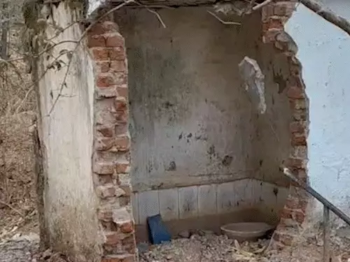 कवर्धा में टॉयलेट की स्थिति इतनी जर्जर है कि दीवार तक नहीं है।