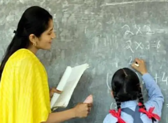 Raipur News : छत्तीसगढ़ में 5000 शिक्षकों की होगी भर्ती , स्कूलों के समायोजन पर सियासी घमासान तेज एक तरफ सरकार कर रही शिक्षा सुधार की बात, दूसरी ओर विपक्ष जता रहा रोजगार संकट का खतरा