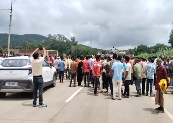 किसानों का आक्रोश फूटा : खाद की कमी पर NH-43 किया चक्काजाम