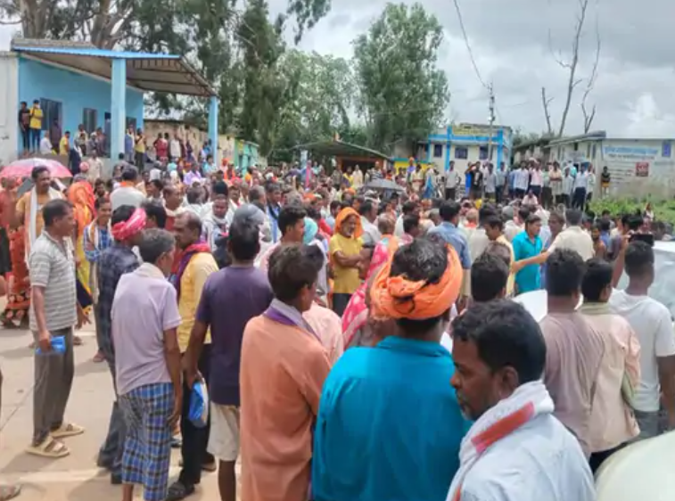 सहकारी समिति के बाहर प्रदर्शन करते किसान
