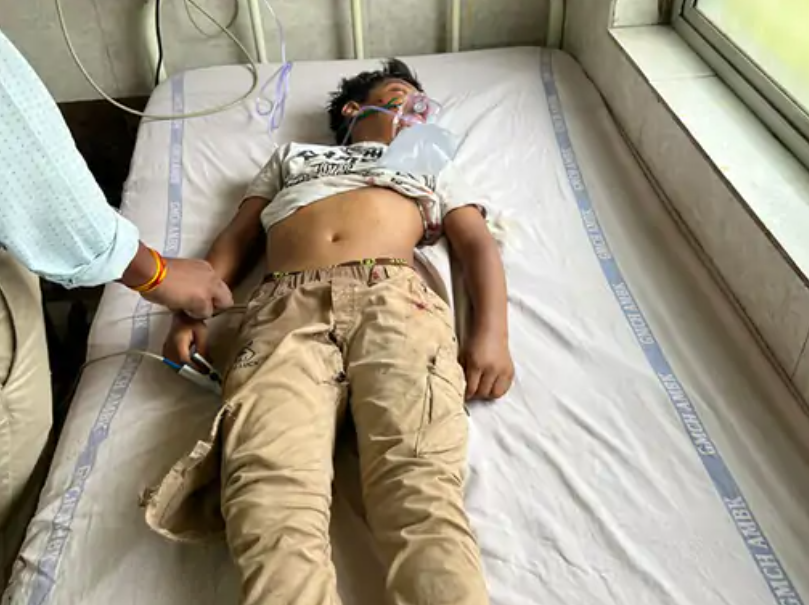 एक घायल नाबालिग का अंबिकापुर मेडिकल कॉलेज हॉस्पिटल में इलाज जारी है।