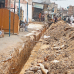 AMBIKAPUR NEWS : कई साल बाद नाली हुई साफ तो सड़क पर फैल गया मलबे का ढेर