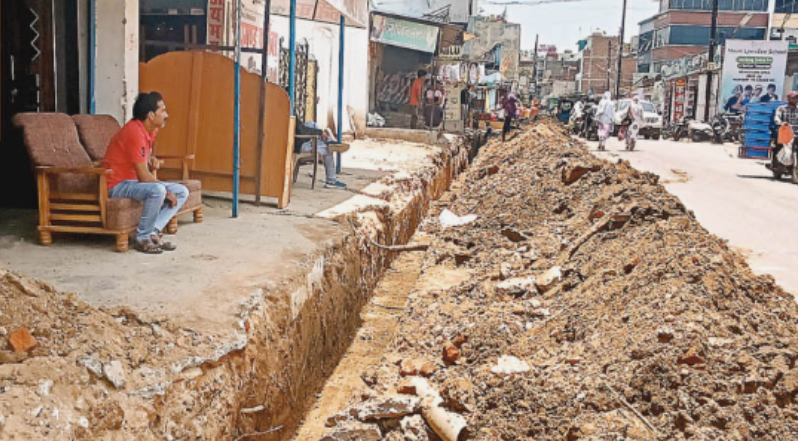 AMBIKAPUR NEWS : कई साल बाद नाली हुई साफ तो सड़क पर फैल गया मलबे का ढेर