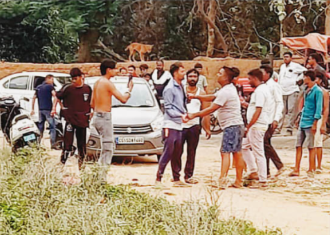 AMBIKAPUR NEWS : आम चोरी , आरक्षक व मोहल्लेवासी आपस में भिड़े