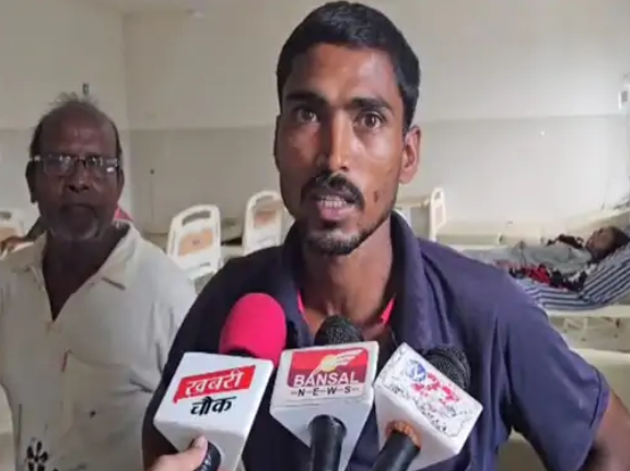 छात्रा के पिता बोले-हेडमास्टर ने डंडे से पीटा